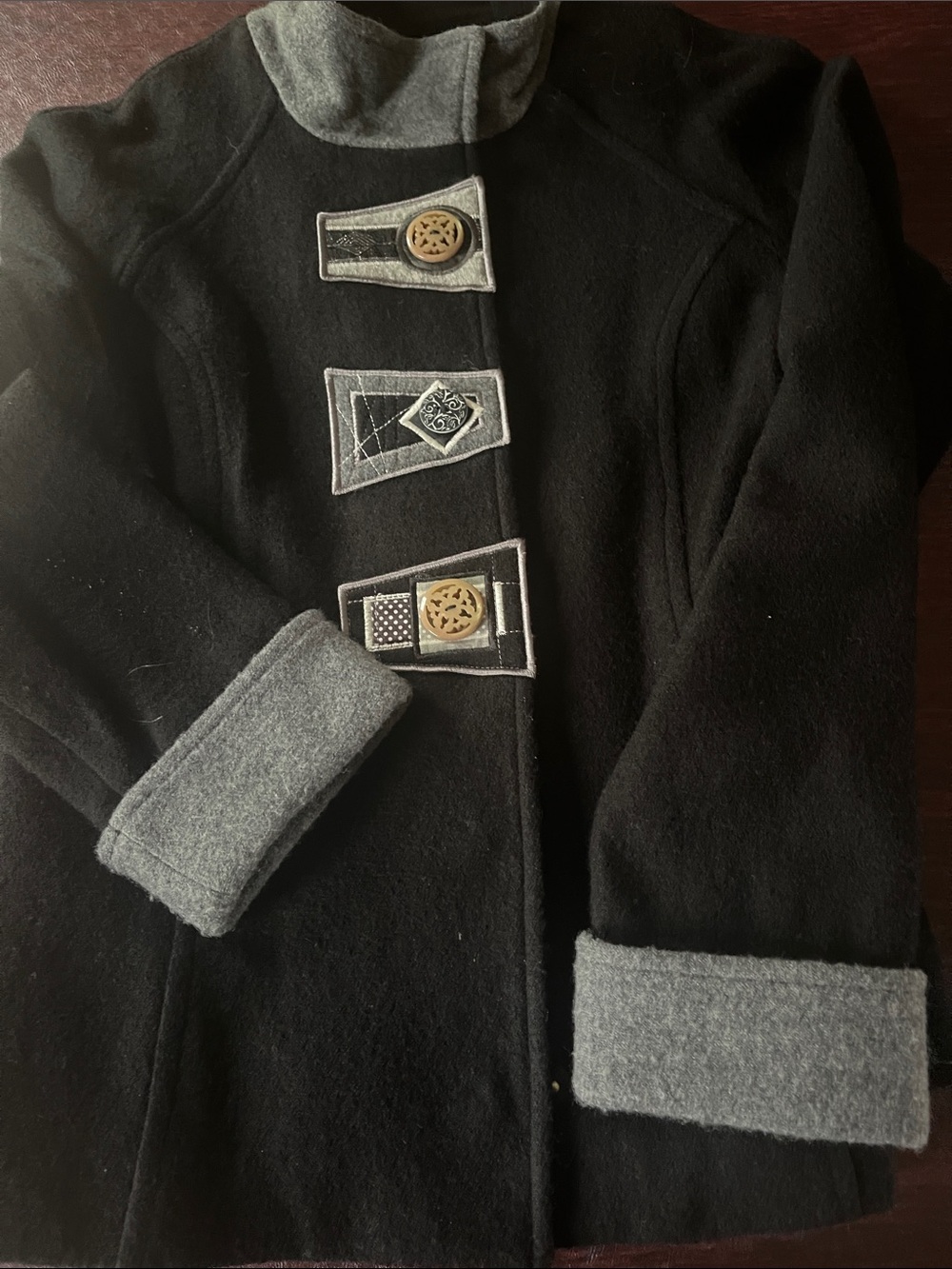 Icelandic Design Women's Black & Gray Jacket